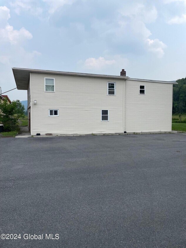 2938 NY7 Unit Apt 4, Cobleskill, NY 12043 Room for Rent in