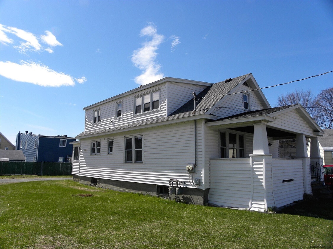 Primary Photo - 30 Charles St