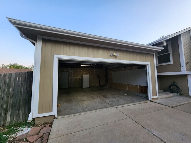 Building Photo - Huge 3 Bed 2 Bath Home With Patio, Deck, a...