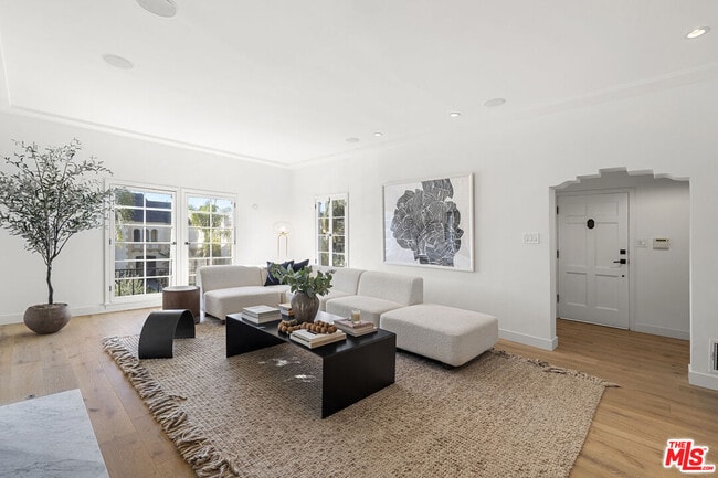 Building Photo - 1064 S Alfred St