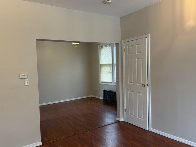 Building Photo - 421 River Dr