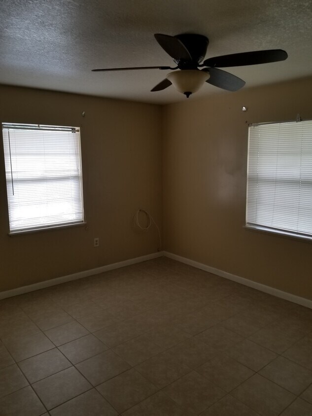 Building Photo - Great location- close to downtown Tavares