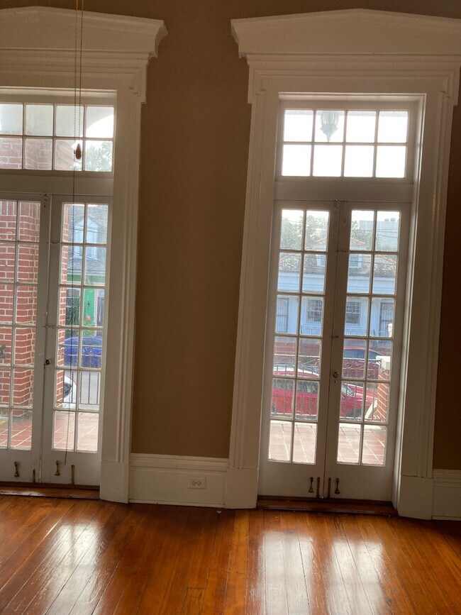 Building Photo - 1417 Burgundy St
