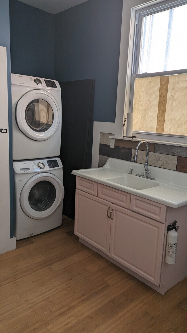 In-Unit Landry - 1846 N 19th St