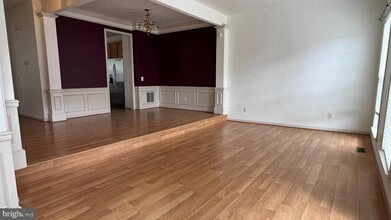Building Photo - 822 W Boxborough Dr