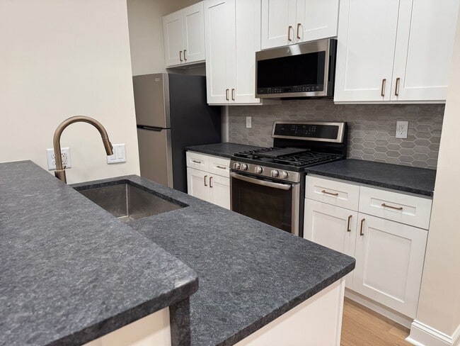 Building Photo - Nob Hill 2 Bedroom 2 Bath renovated Condo with Parking spot in Manayunk $2,195/month