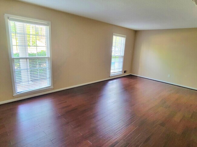 Foto del edificio - 804 Linbard Ln