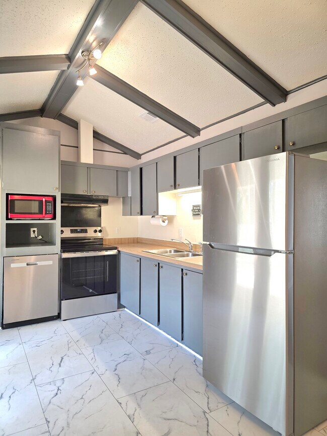 Foto del edificio - 651 Ynestra Dr