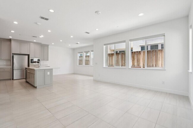 Foto del edificio - 1363 S Shields Ave