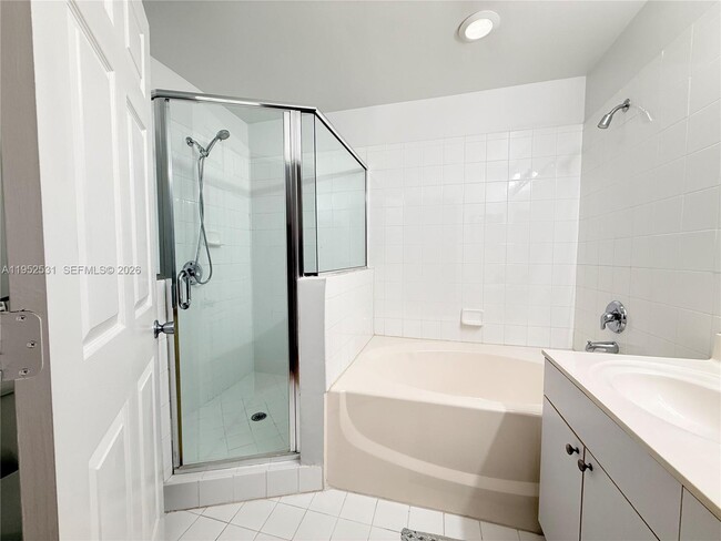 Building Photo - 8940 NE 8th Ave