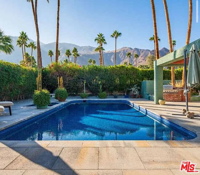 Foto del edificio - 817 N Via Monte Vista