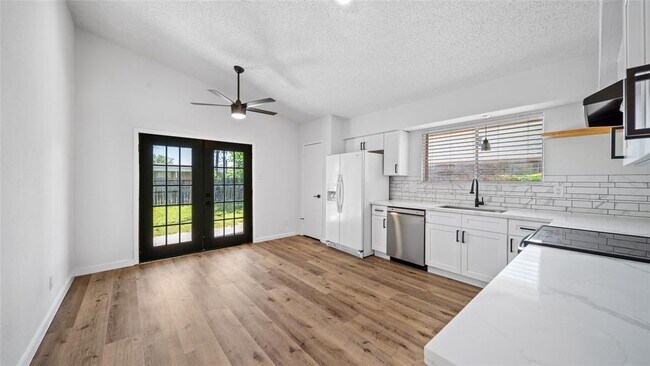Building Photo - 23414 Canyon Lake Dr