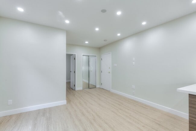 Building Photo - 240 Durie St