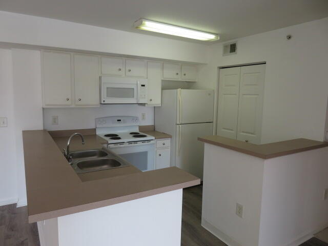Building Photo - 181 SW Palm Dr