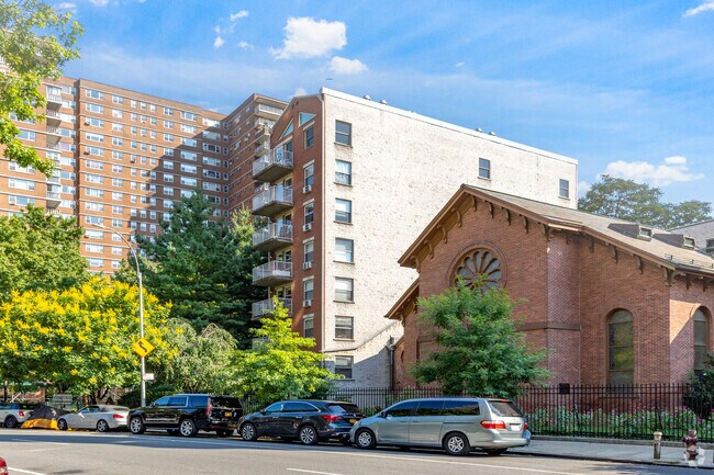 Building Photo - 360 W 28th St