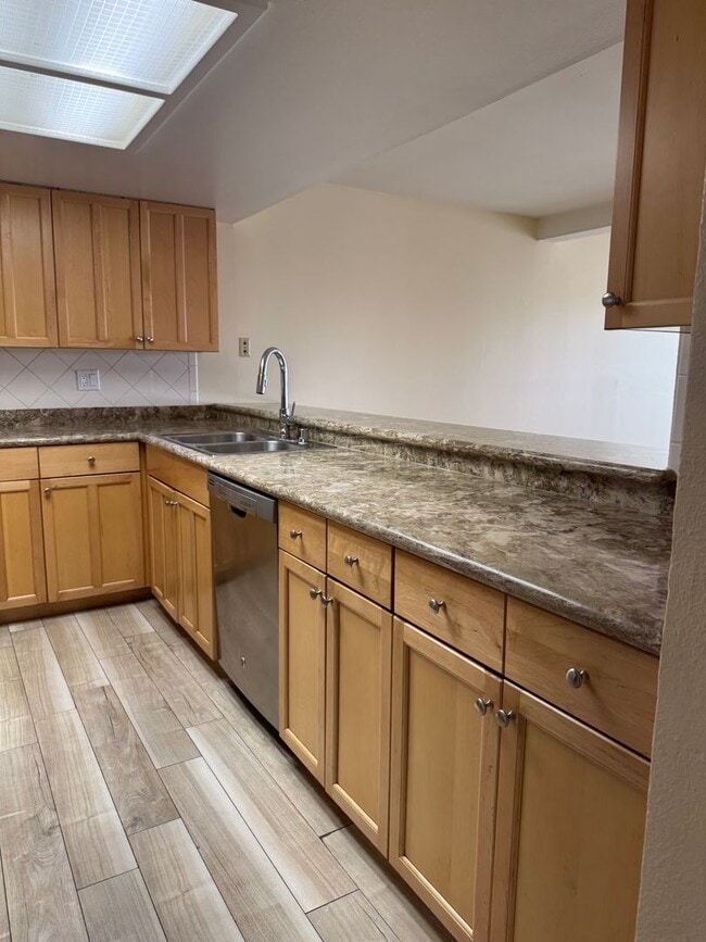 Foto del edificio - Long Term Unfurnished Condo - Block from Beach