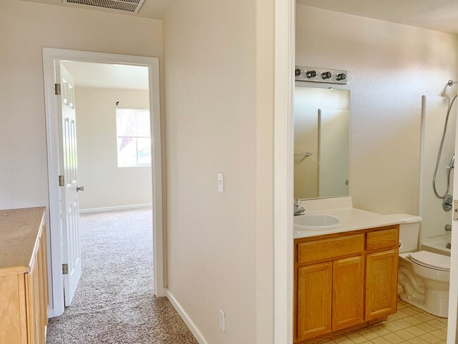 Building Photo - 520 Las Palmas Dr