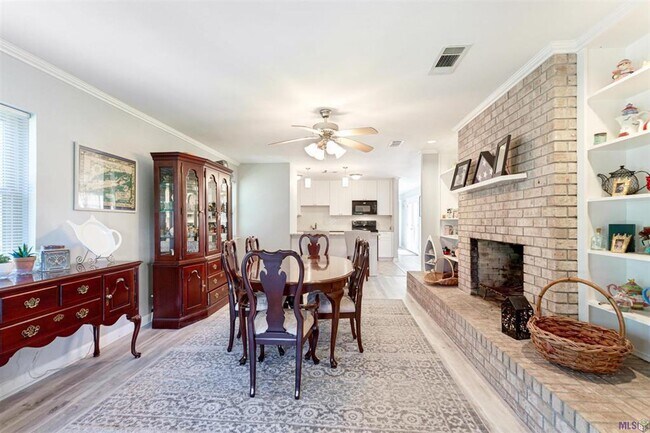 Foto del edificio - Beautiful 3BR/2BA Home with Sunroom, Formal Dining & Large Backyard