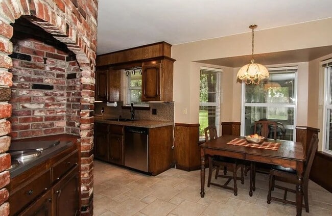 Building Photo - 5 Bed / 4 Bath in South Tulsa!