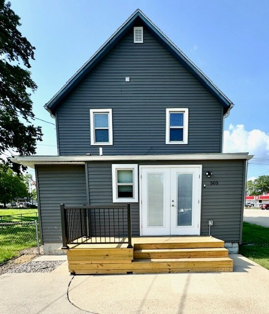Building Photo - 505 E Oak St