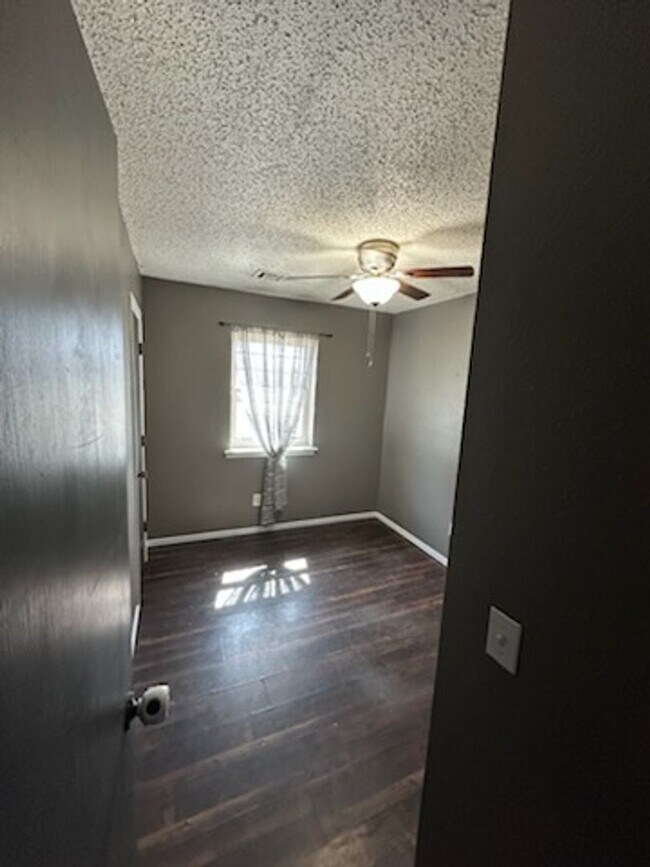 Building Photo - Comfortable living, inside and out!