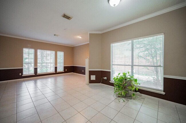 Building Photo - 1114 Gulfton Dr