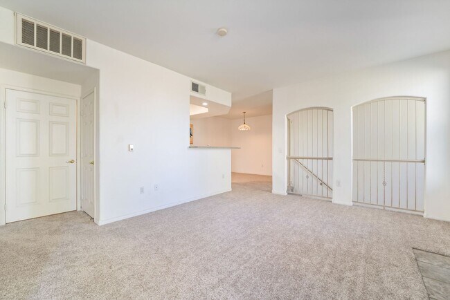 Foto del edificio - Spacious 3-Bedroom Condo with Garage and T...