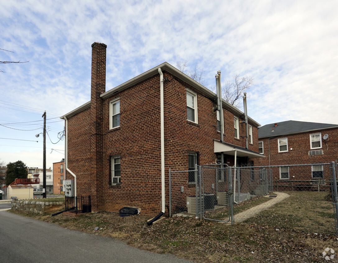 Building Photo - 432 33rd St SE