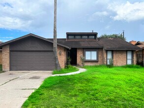 Building Photo - 994 Blue Bonnet Dr