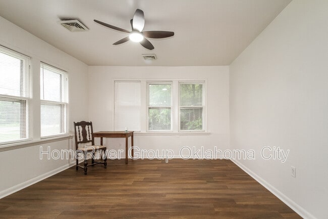 Foto del edificio - 2218 N Midwest Blvd