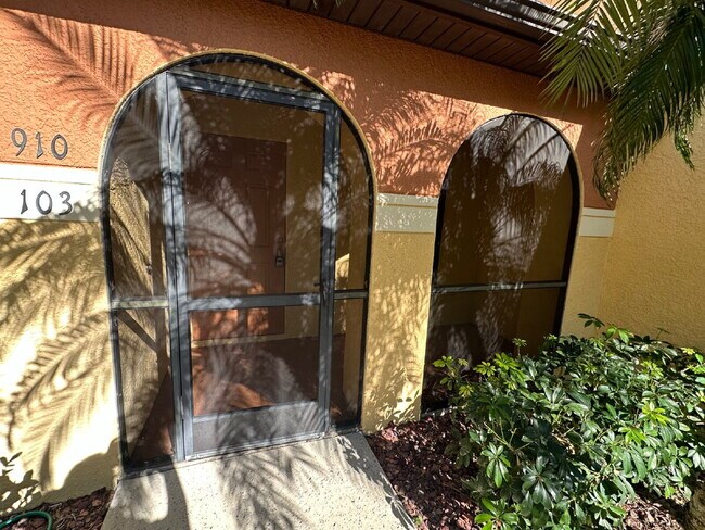 Foto del edificio - 910 Luminary Cir