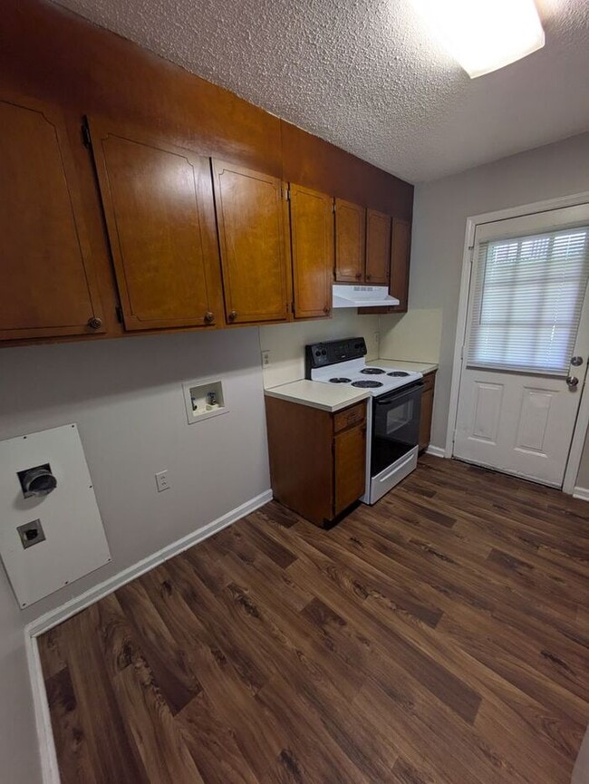 Building Photo - Lower Level 1BD/1BA Apartment in Westmont Apartments