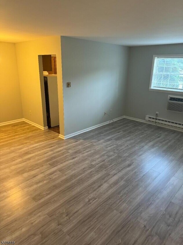 Foto principal - 37 E Main St