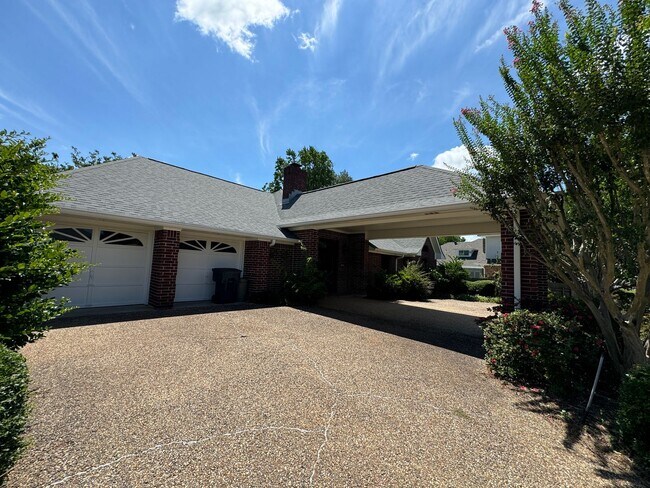 Building Photo - PRICE DROP & 1/2 OFF FIRST MONTH'S RENT/ G...