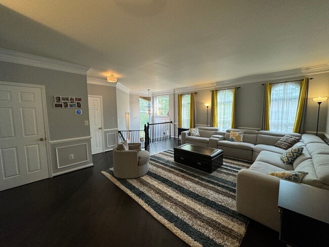 Building Photo - Stunning 3 Bed 3.5 Bath Brick Colonial End-Unit Townhome In Vibrant Kingstowne Community