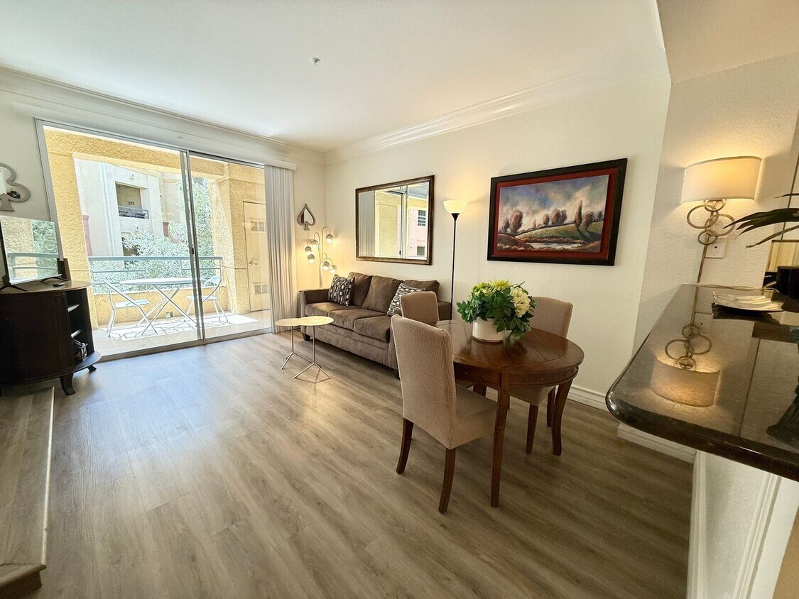 Foto principal - Meridian - Luxury STUDIO Condo w/ laminate...