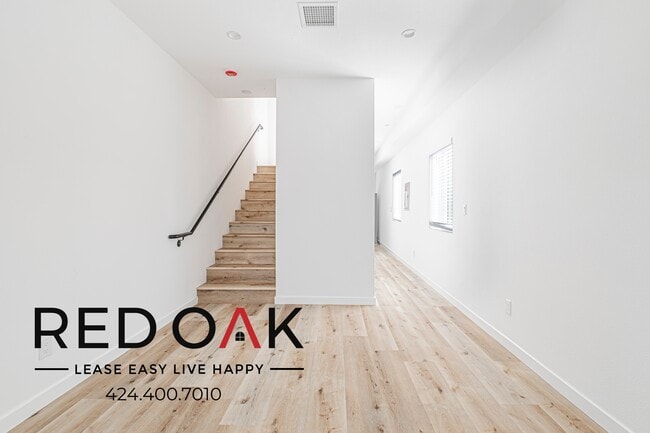 Building Photo - 11956 1/2 Vanowen St