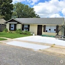 Building Photo - 121 Sorority Dr