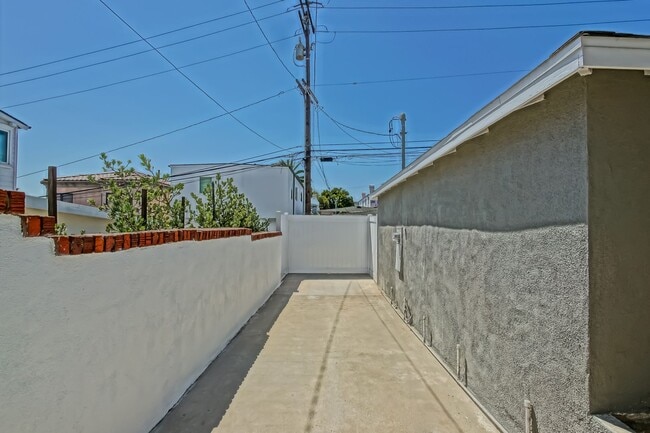 Building Photo - Completely Remodeled, Bright & Airy 3BR2BA...