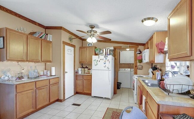 Building Photo - 10641 FM 466