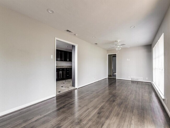 Building Photo - 741 Newberry Dr