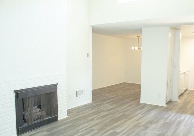 Foto del edificio - 4900 Overland Ave