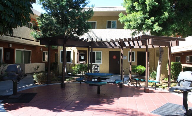 Foto del edificio - 8039 Reseda Blvd
