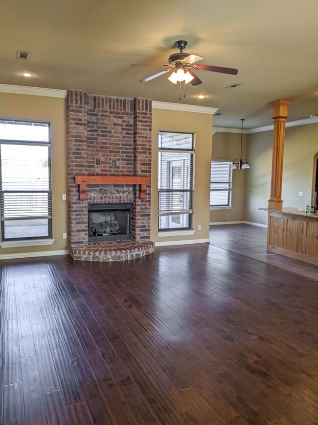 Building Photo - Stunning 4 Bed 2 Bath Home close to Elm Springs Walmart!