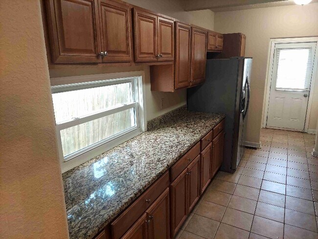 Foto del edificio - 1320 Elm View Ave