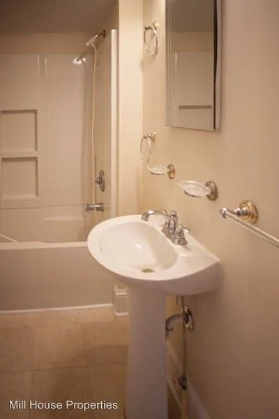 Baño - 404 Pittsboro St