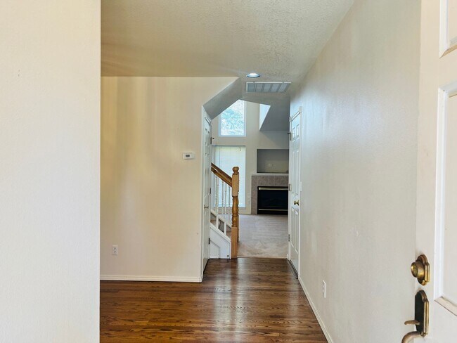 Foto del edificio - Spacious 3-Bedroom Hillsboro Duplex Featuring High Ceilings, Garage & Green Space