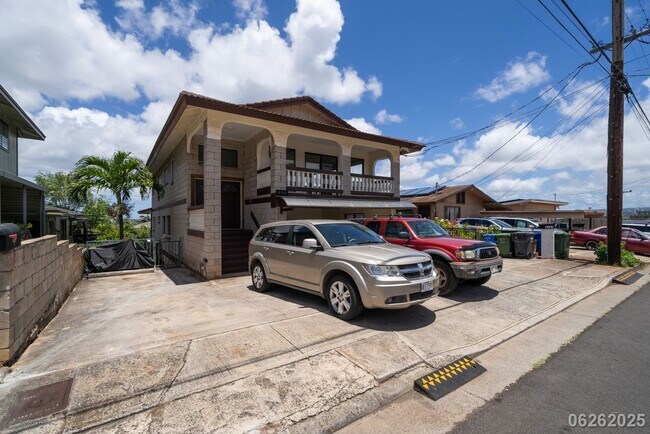 Foto del edificio - 3BR/2BA/2PKG(TANDEM) STREET LEVEL UNIT IN THREE PLEX IN ALIAMANU