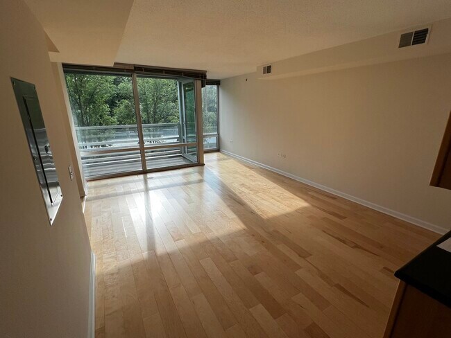 Foto del edificio - 9655 Woods Dr