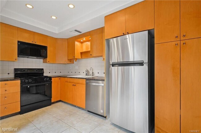 Building Photo - 3 br, 3 bath Condo - 23549 Victory Blvd Un...
